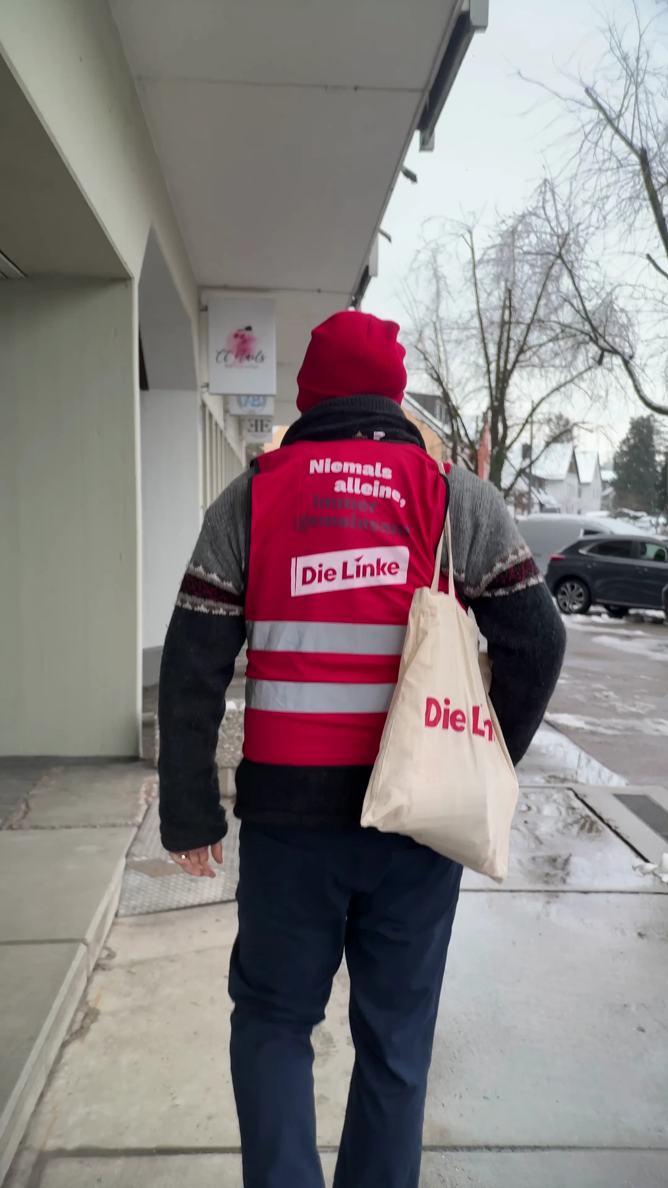 Alexander Kieslich unterwegs mit Weste und Stofftasche der Linken